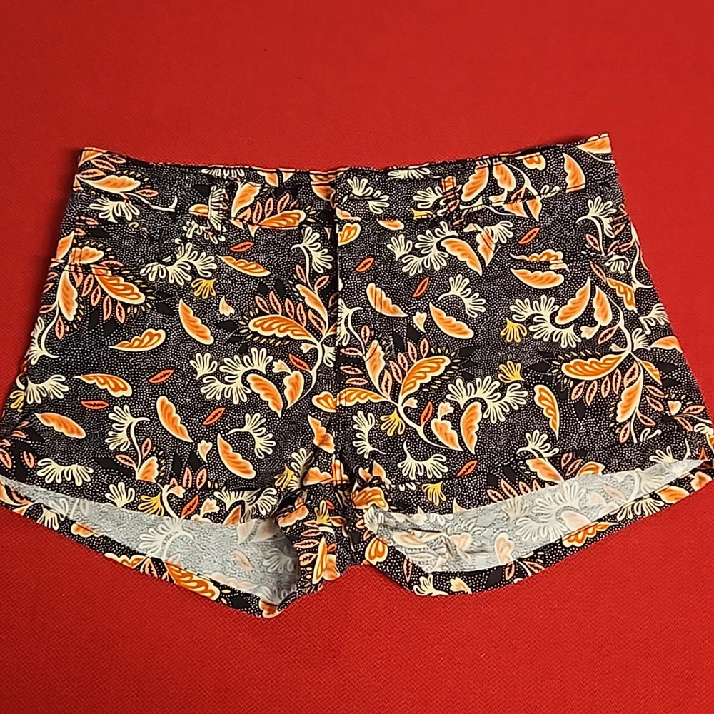H and M floral leaf graphic print shorts size 12 faux cuff hem - Picture 3 of 8